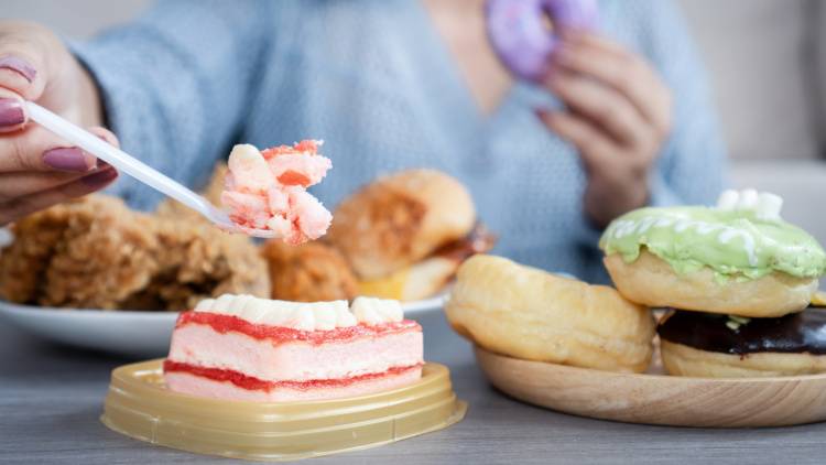 その食べ方危ないかも！認知症のリスクを高めてしまう危険な食べ方｜専門医が解説