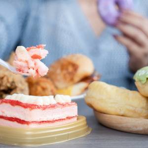 その食べ方危ないかも!認知症のリスクを高めてしまう危険な食べ方|専門医が解説