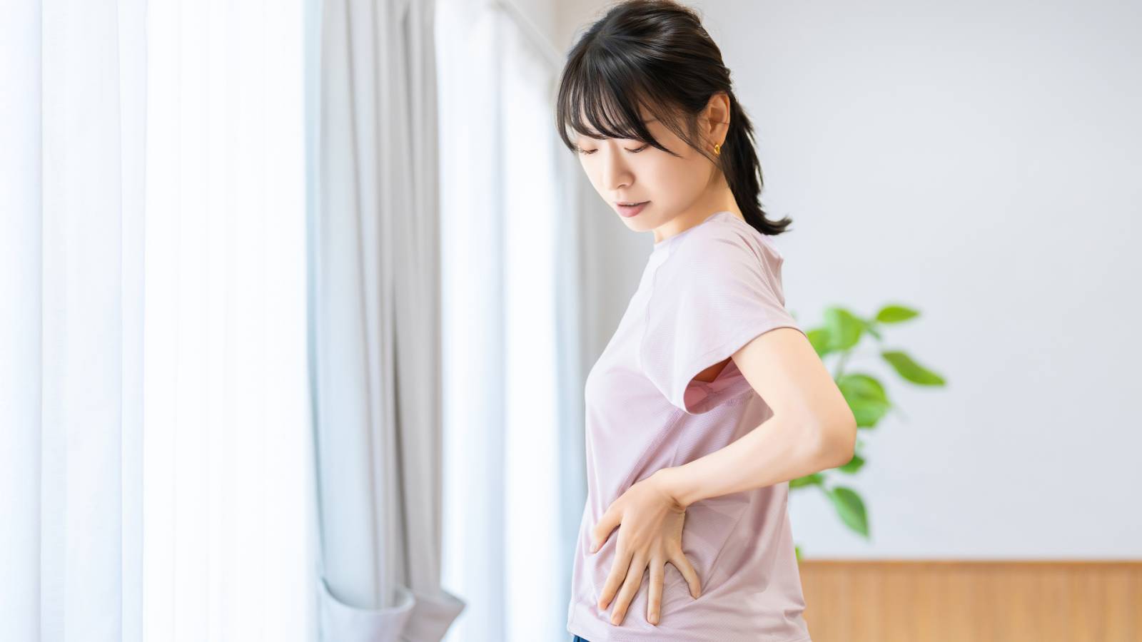 【冬本番前に】こわばり緩めて腰痛予防！デスクワーク中でもできるツイストチェアストレッチ