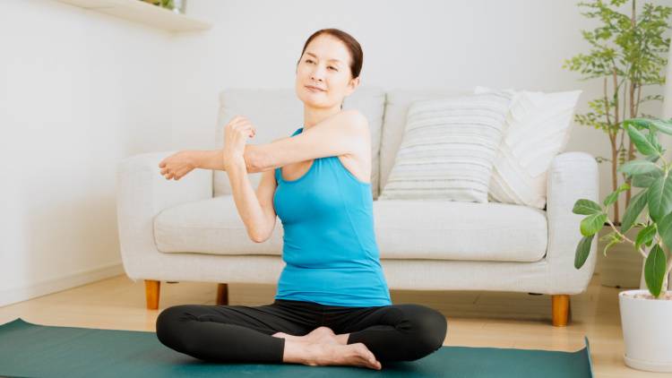 全身の関節や筋肉を守りながら動く。60代のための“いたわりヨガ”