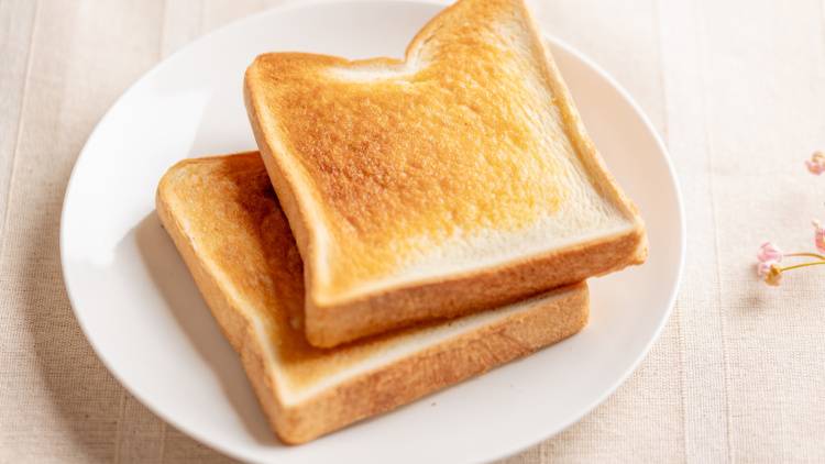 老化防止と腸活が同時に叶う！トーストにひと振りするだけのおすすめ食材とは？｜管理栄養士が提案