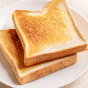 老化防止と腸活が同時に叶う！トーストにひと振りするだけのおすすめ食材とは？｜管理栄養士が提案