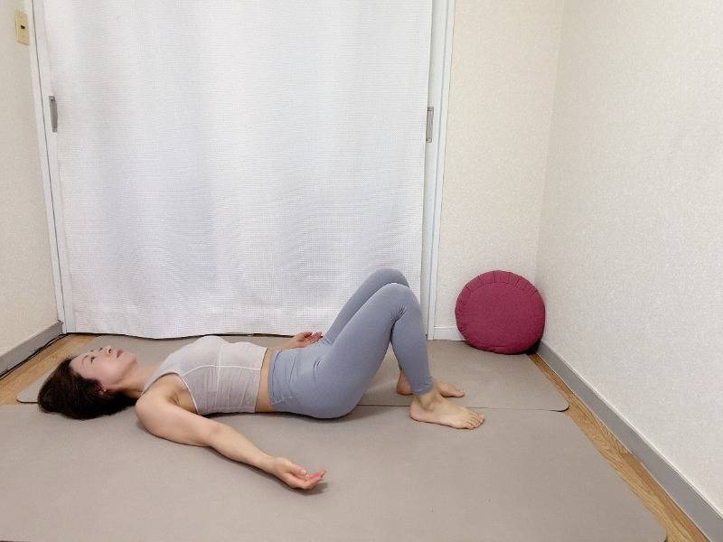 両膝を立てて仰向けで寝た体勢