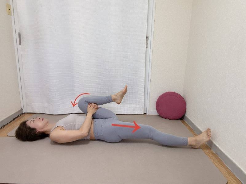 仰向けで寝て片方の膝をかかえて胸に寄せるストレッチ
