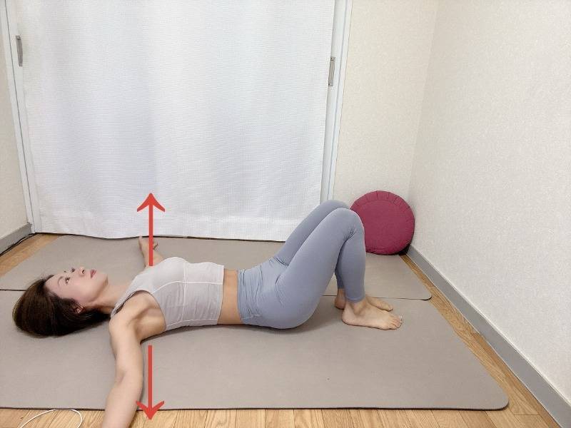 膝を立て、両手を肩の高さで開いた仰向けの体勢