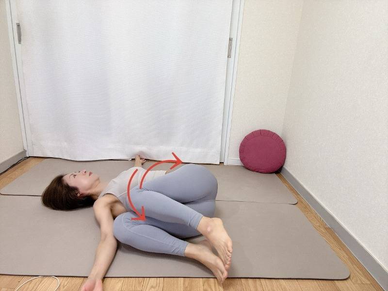 両手を肩の高さに腕を伸ばした仰向けから膝を曲げ左右にパタパタ倒すエクササイズ