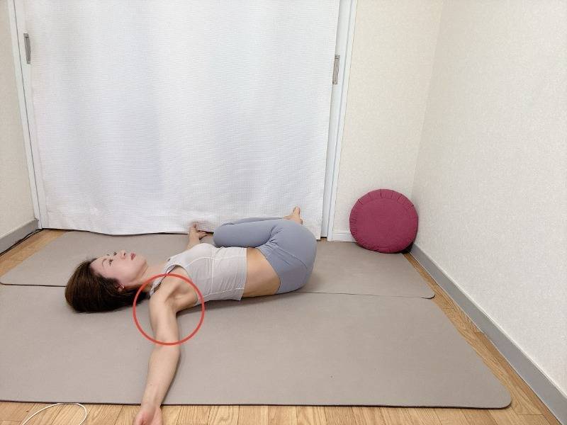 肩の高さに腕を伸ばした仰向けから左肩をしっかり床に下して両膝を右に倒した体勢