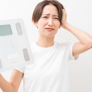 【更年期】40代からなぜ太りやすくなるの?原因と「しつこい脂肪を撃退する」対策エクササイズ