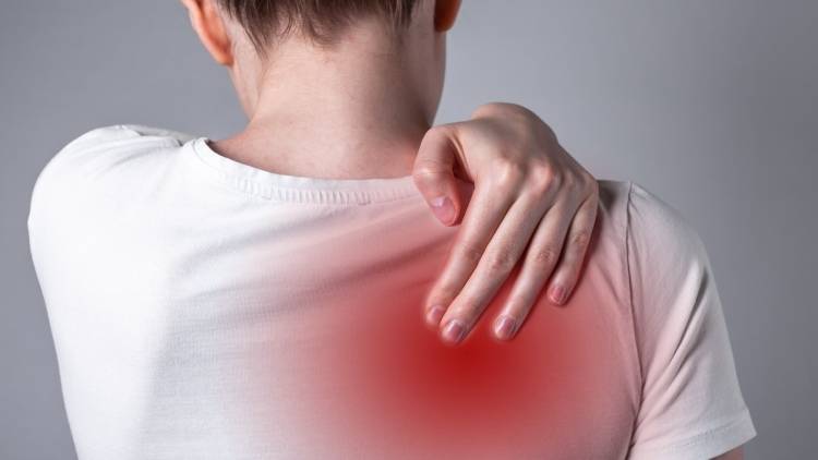 【疲れをザザッと流す】「肩甲骨まわり」の2STEPストレッチ。長時間スマホを使う人は試してみて！