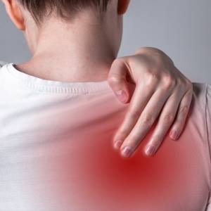 【疲れをザザッと流す】「肩甲骨まわり」の2STEPストレッチ。長時間スマホを使う人は試してみて！