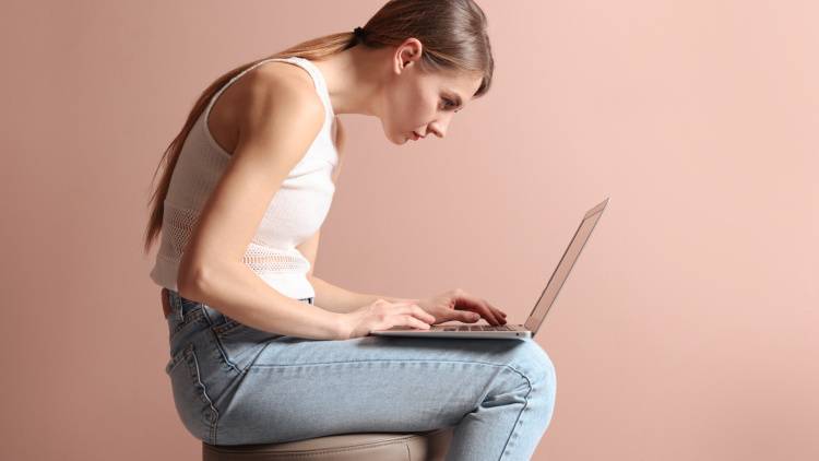 パソコンのやりすぎで腸腰筋がガチガチに→硬くなった筋肉を優しくほぐしてケアする「トカゲのポーズ」