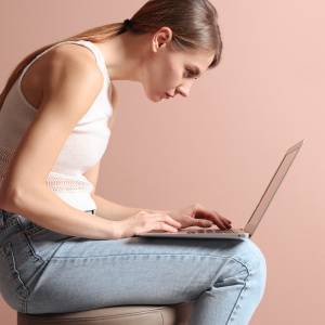 パソコンのやりすぎで腸腰筋がガチガチに→硬くなった筋肉を優しくほぐしてケアする「トカゲのポーズ」