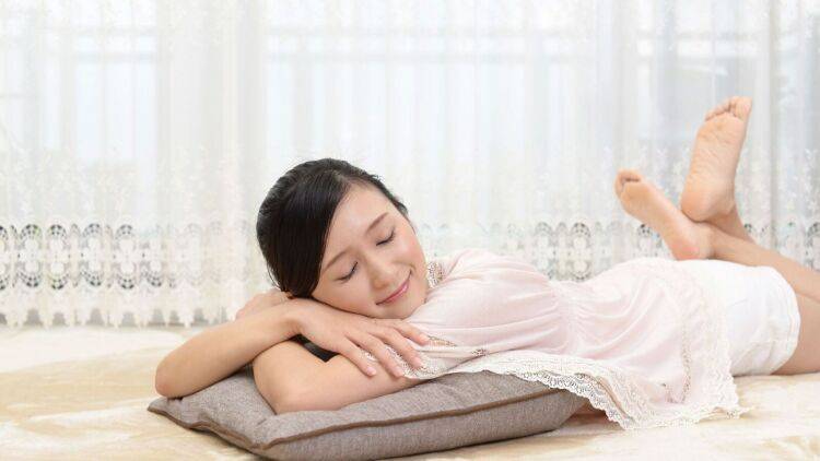 運動感ゼロで継続しやすい！ゴロゴロついでに「背中・お尻・太もも」を鍛える【肘つきコブラのポーズ】