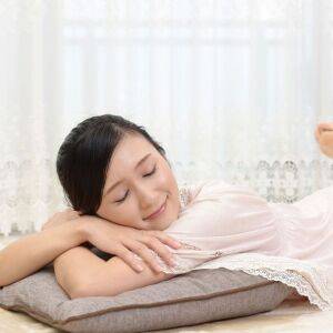 運動感ゼロで継続しやすい！ゴロゴロついでに「背中・お尻・太もも」を鍛える【肘つきコブラのポーズ】