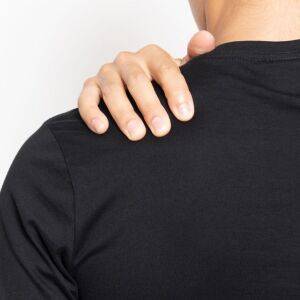 肩こりの大本命「僧帽筋上部」はこうほぐす!ストレッチ効果を大幅アップできる肩甲骨の動かし方