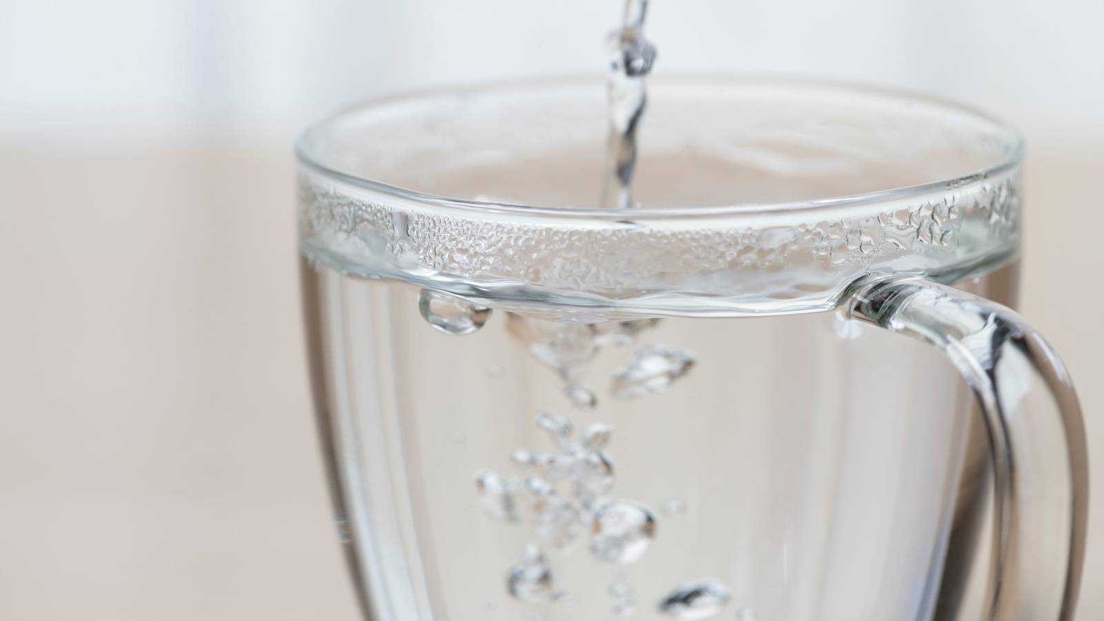 白湯に塩ひとつまみで“体を動かす水”に変わる。朝の巡りを整える簡単習慣「塩白湯」のススメ