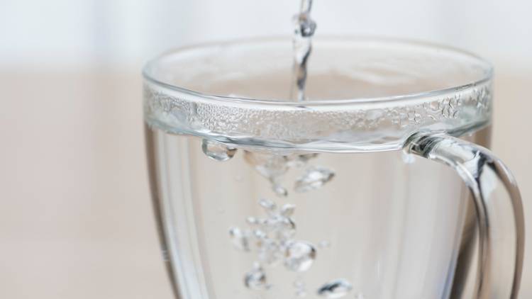 白湯に塩ひとつまみで“体を動かす水”に変わる。朝の巡りを整える簡単習慣「塩白湯」のススメ