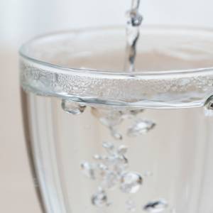 白湯に塩ひとつまみで“体を動かす水”に変わる。朝の巡りを整える簡単習慣「塩白湯」のススメ