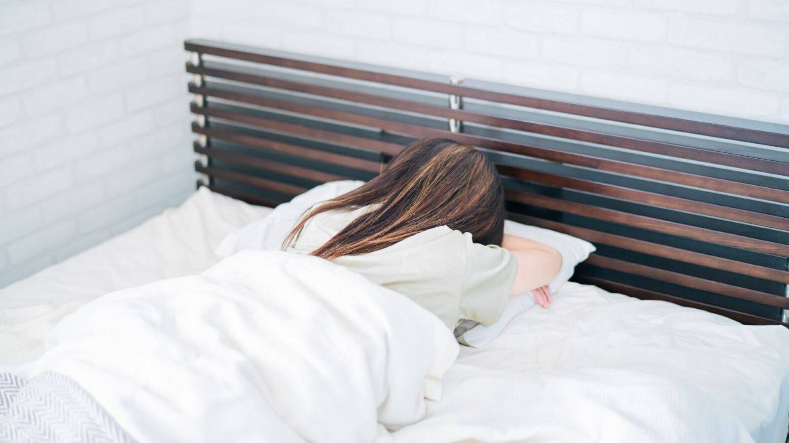 寝つけない夜こそチャンス！ベッドの中で“とろ〜ん”と眠気と美をいざなう〈寝ながらできる〉骨盤ストレッチ