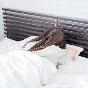 寝つけない夜こそチャンス！ベッドの中で“とろ〜ん”と眠気と美をいざなう〈寝ながらできる〉骨盤ストレッチ