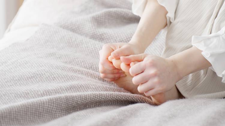 手足が冷たい・体の芯から冷える人へ。3つの動きで血流改善!冷え性予防ストレッチ