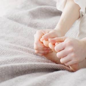 手足が冷たい・体の芯から冷える人へ。3つの動きで血流改善!冷え性予防ストレッチ