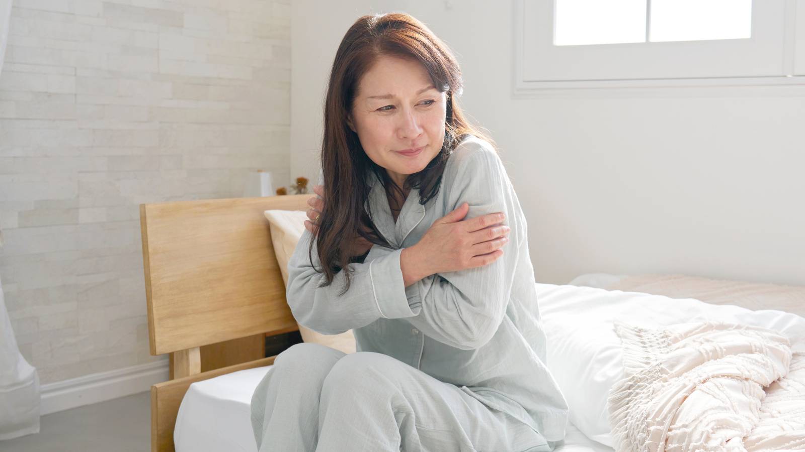 今すぐ体を温めたい！【白湯より効く冷え性改善法】朝1分でぽかぽか｜全身巡る３つのお手軽ストレッチ