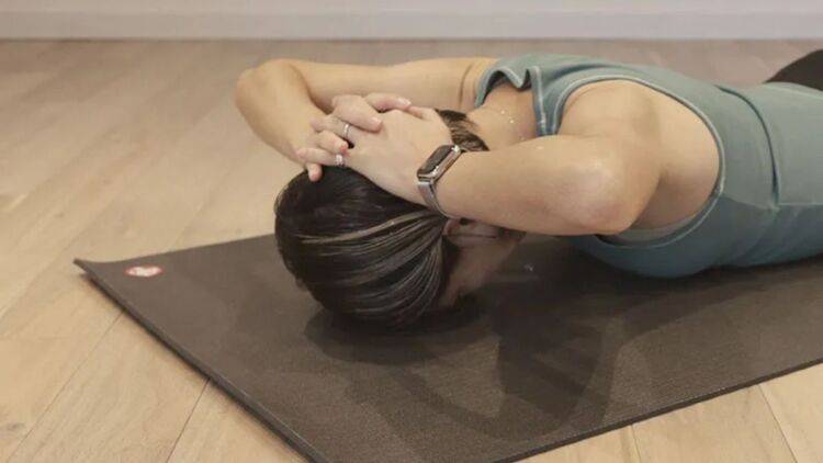 【冬の細見え対策】首ほっそり・肩まわりスッキリ！あか抜けシルエットがかなう「うつ伏せ１分エクサ」