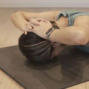 【冬の細見え対策】首ほっそり・肩まわりスッキリ!あか抜けシルエットがかなう「うつ伏せ1分エクサ」