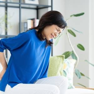 【寝起きからたった3分の朝習慣】冷えからくる腰痛に！腰まわりをやさしくほぐす簡単ストレッチ