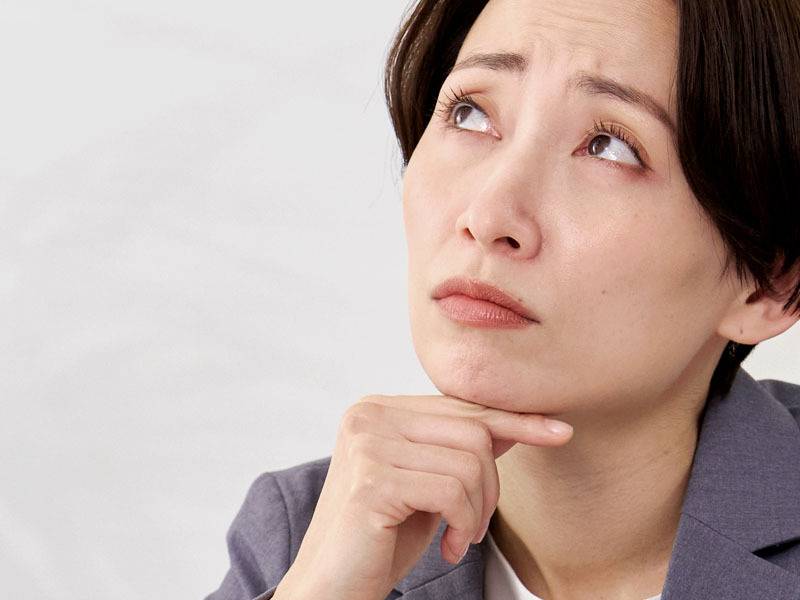 への字口の女性