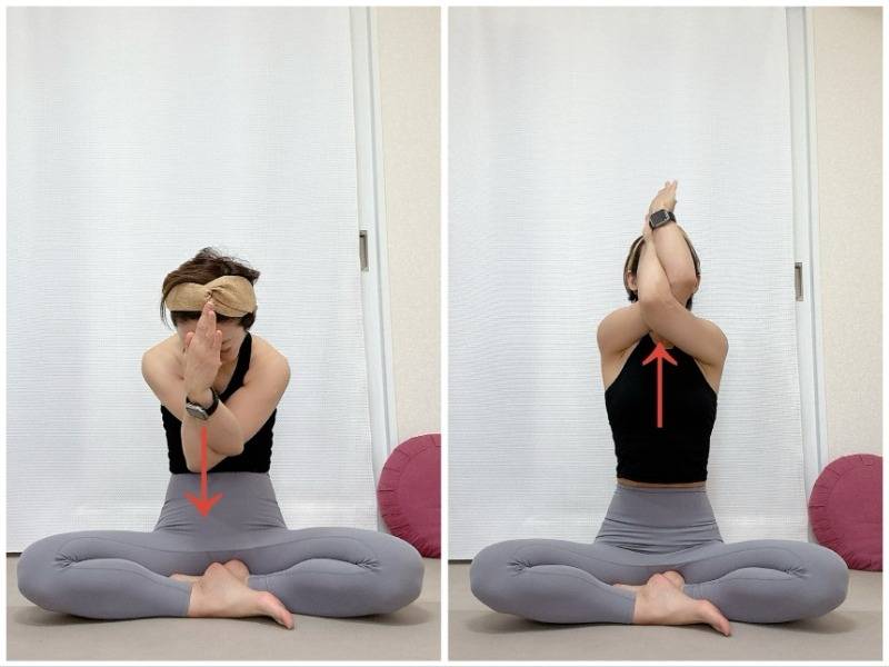イーグルポーズの腕であぐらで座り、上下に動く背中のストレッチ