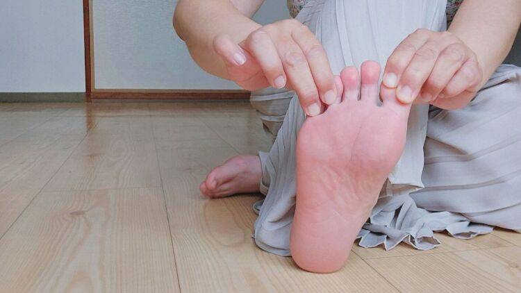 寝る前にやるとやらないとでは大違い!足指からアプローチしてポカポカ足元で入眠スムーズ!「足指ほぐし」