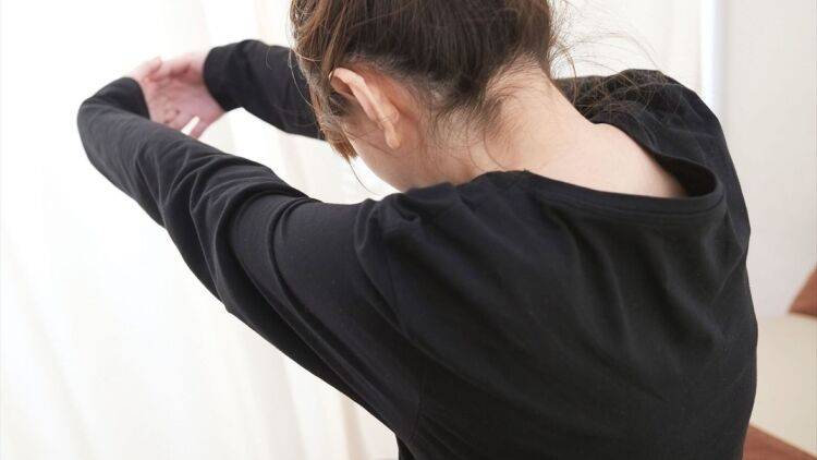 寒さが増すと無意識に体に力が入ってしまう……肩こり＆背中のこわばり解消！呼吸が深まる背中の快眠ストレッチ