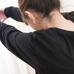 寒さが増すと無意識に体に力が入ってしまう……肩こり＆背中のこわばり解消！呼吸が深まる背中の快眠ストレッチ