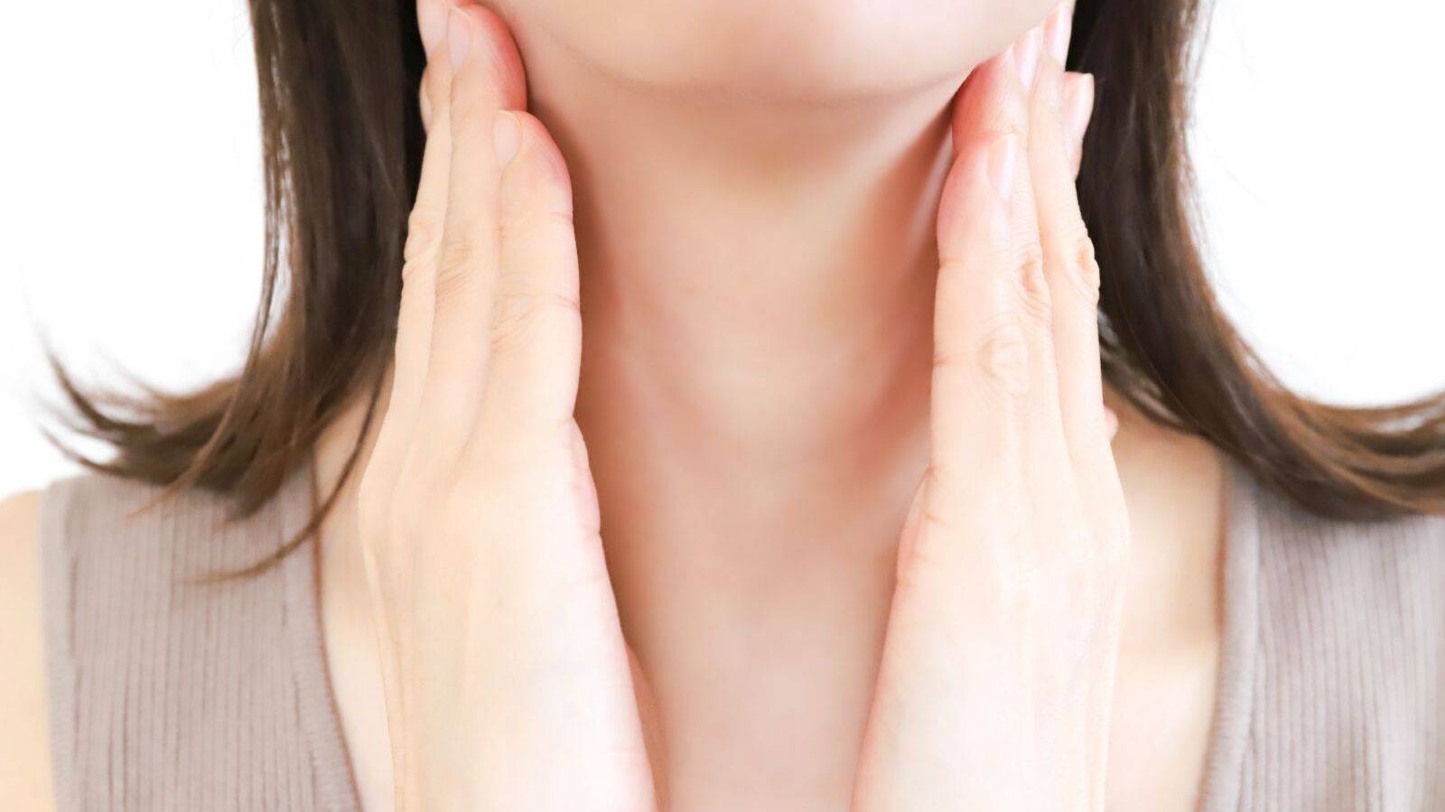 フェイスラインをぼんやりと曇らせる元凶は“ガチガチ首”！1日５分で首をゆるめてシャキっとフェイスになるストレッチ