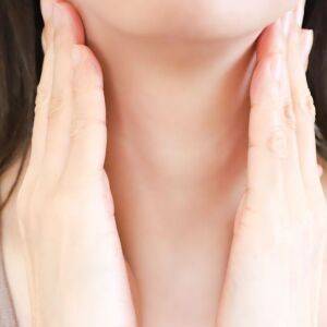フェイスラインをぼんやりと曇らせる元凶は“ガチガチ首”！1日５分で首をゆるめてシャキっとフェイスになるストレッチ
