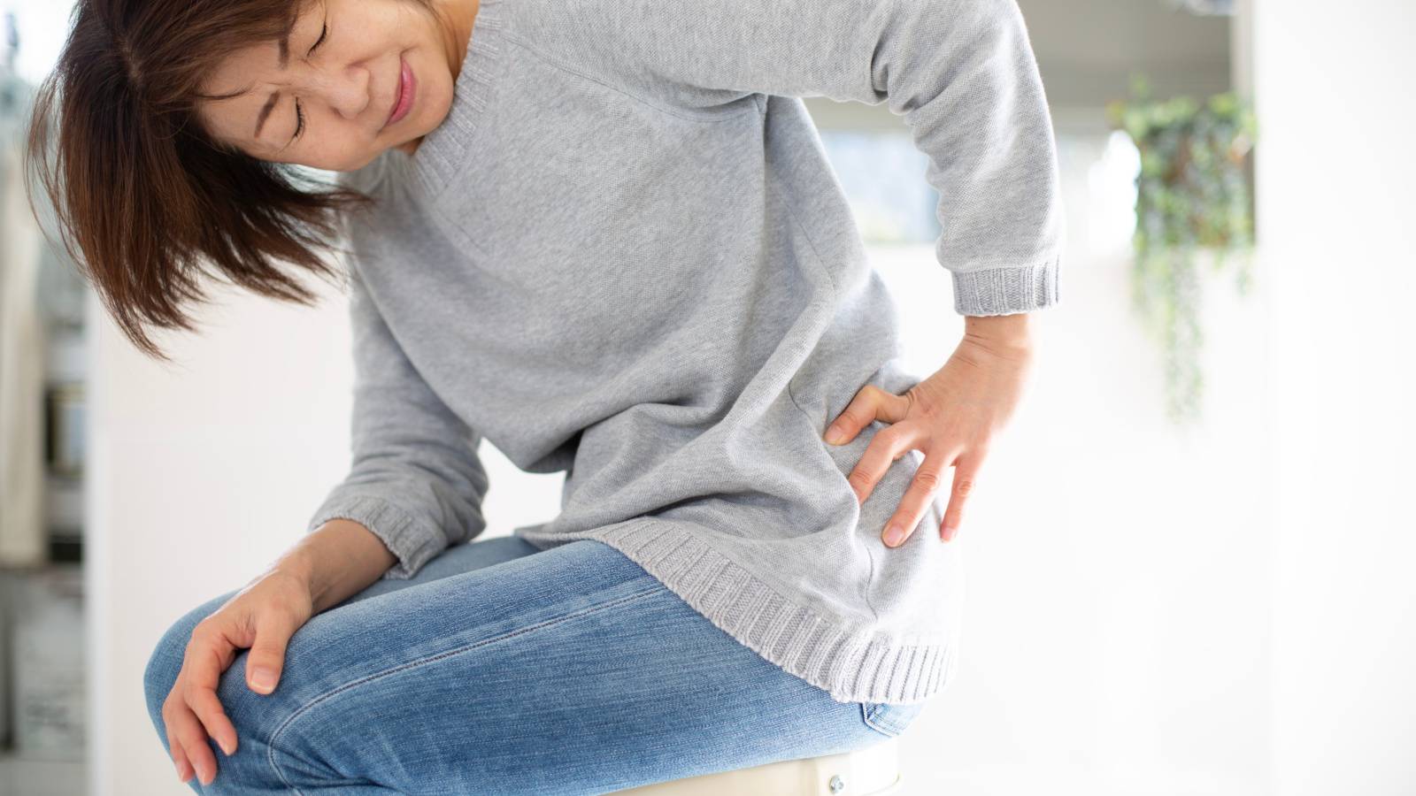 【寒くなると腰痛が悪化する人に】冬の腰痛対策｜お尻の筋肉をほぐして下半身を軽くする「寝たままストレッチ」