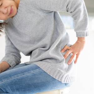 【寒くなると腰痛が悪化する人に】冬の腰痛対策｜お尻の筋肉をほぐして下半身を軽くする「寝たままストレッチ」