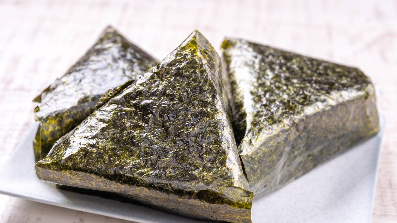 コンビニおにぎりに“白すりごま＋酢”をかけるだけ！ひと工夫で食後の血糖値変動を抑え、脂肪がつきにくい体に