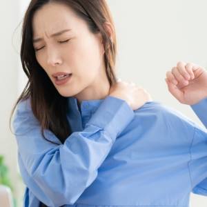 首と肩をゆるめるだけで見た目年齢マイナス20歳！一日たった5分でできる「若見え美人ストレッチ」