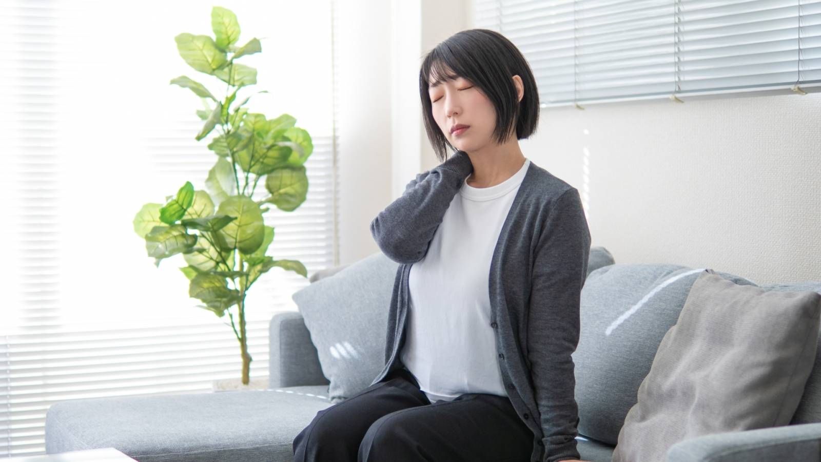 【今すぐできる】ガチガチの重だる肩がフワッとゆるむ！簡単肩コリほぐし