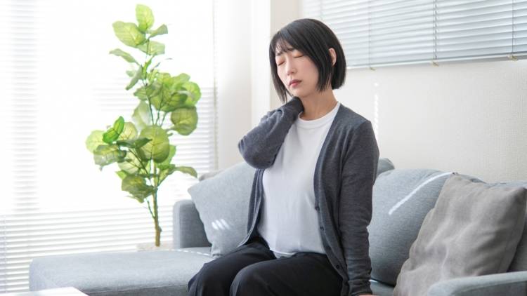 【今すぐできる】ガチガチの重だる肩がフワッとゆるむ！簡単肩コリほぐし