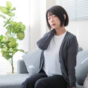 【今すぐできる】ガチガチの重だる肩がフワッとゆるむ！簡単肩コリほぐし