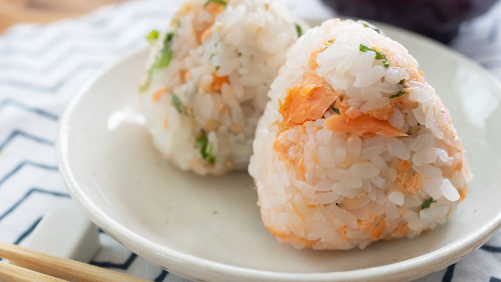 たんぱく質不足を防ぐ！朝、おにぎりと組み合わせると良い食材とは？｜管理栄養士が解説