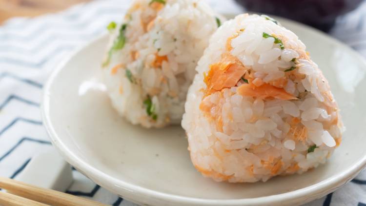 たんぱく質不足を防ぐ！朝、おにぎりと組み合わせると良い食材とは？｜管理栄養士が解説