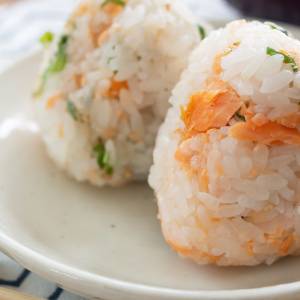 たんぱく質不足を防ぐ！朝、おにぎりと組み合わせると良い食材とは？｜管理栄養士が解説