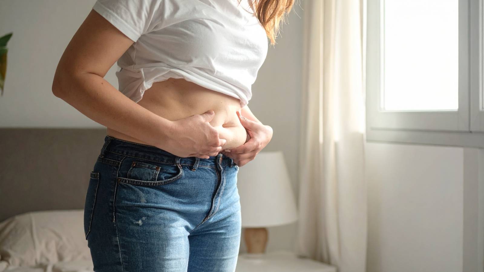 「お腹だけがぽっこりしている…」→反り腰が原因かも！骨盤のゆがみと反り腰を改善する「寝たままストレッチ」