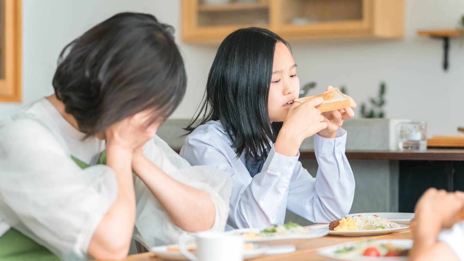  母の更年期、子の反抗期。どちらも“ホルモン”のせいだった？更年期と反抗期の戦いをどうやり過ごすか 