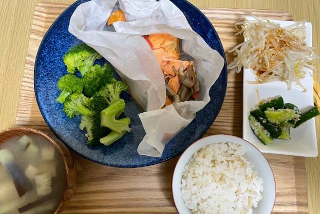 鮭とブロッコリーの蒸し焼き